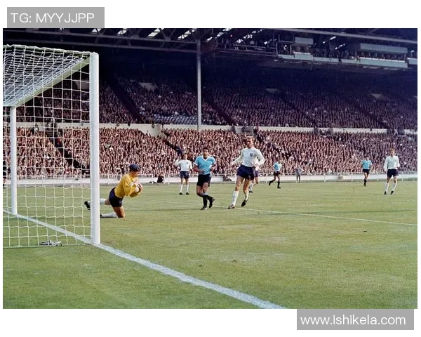 探索影片足球的魅力与技术演变，重温经典瞬间与未来发展趋势